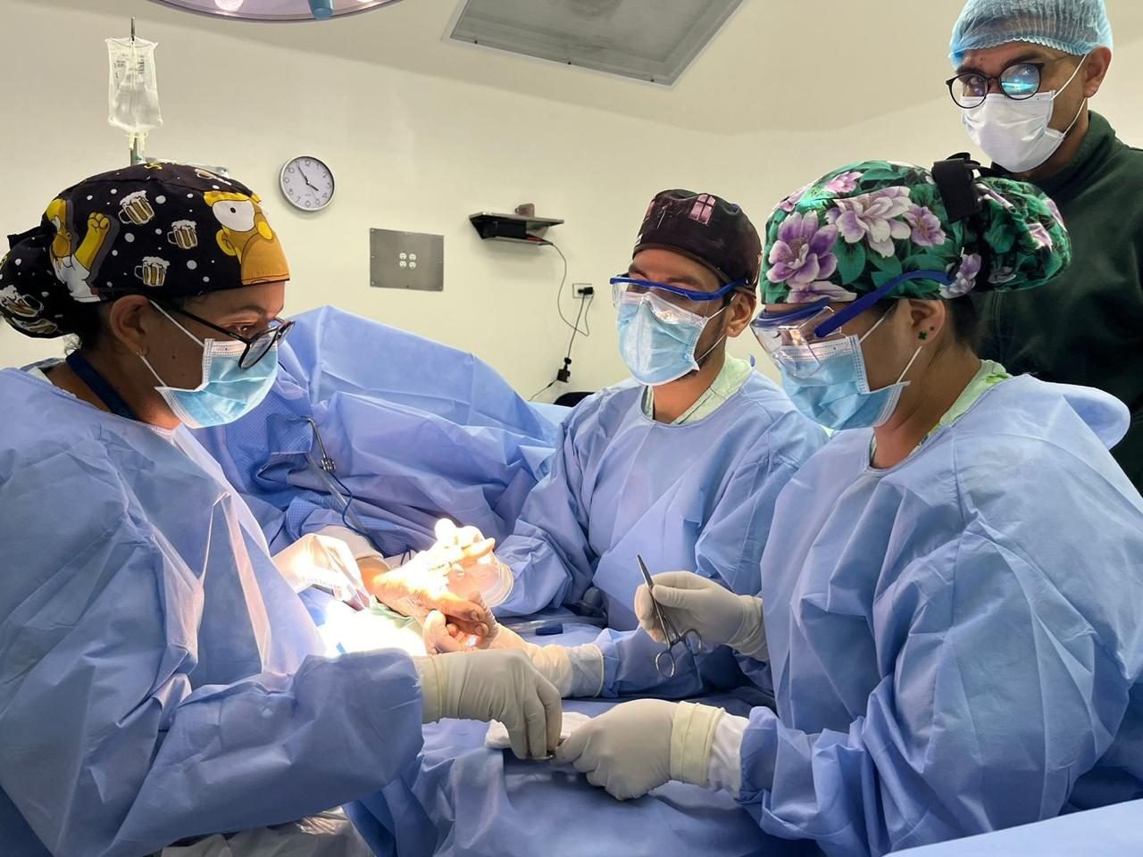 Equipo quirúrgico en cirugía de mano